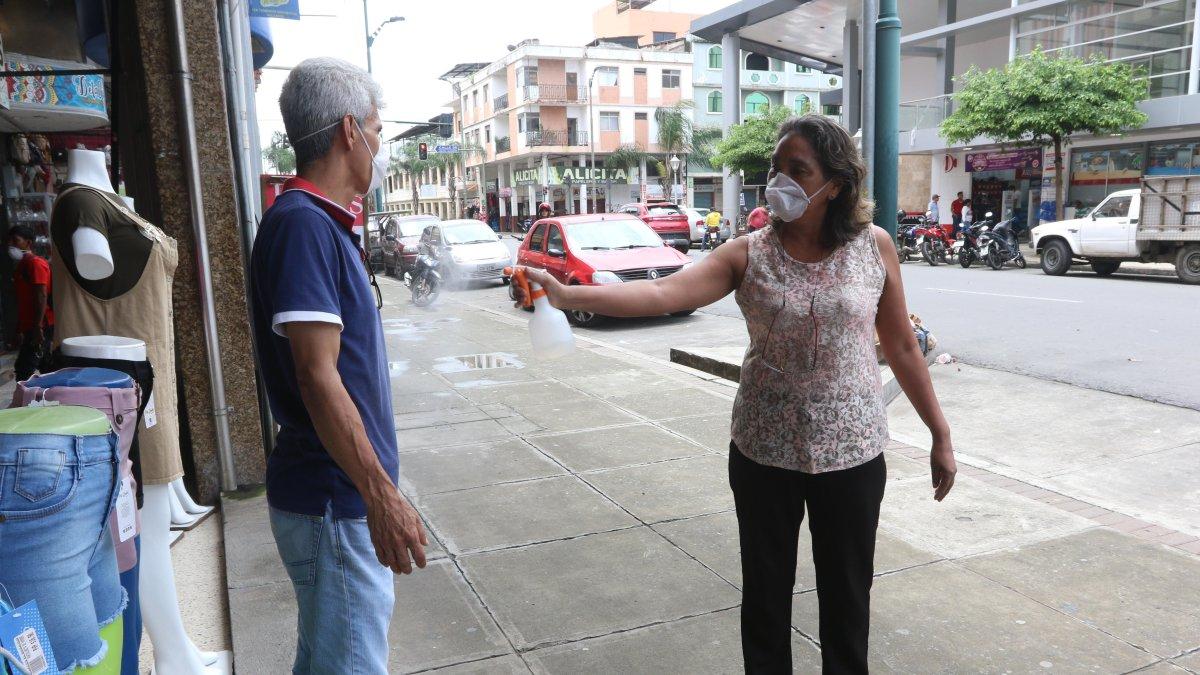 Babahoyo. Las personas han decidido usar mascarillas de protección como medida preventiva, pero también recurrir a métodos como rociarse alcohol en todo el cuerpo.