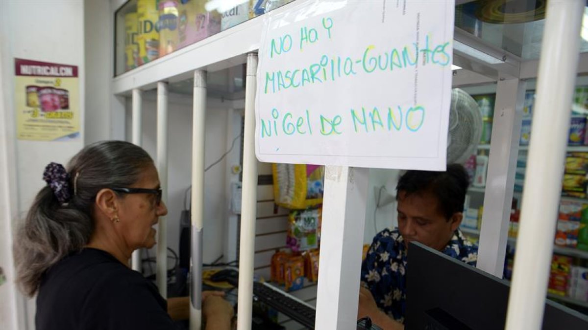 Las mascarillas escasearon en los negocios de Guayaquil.