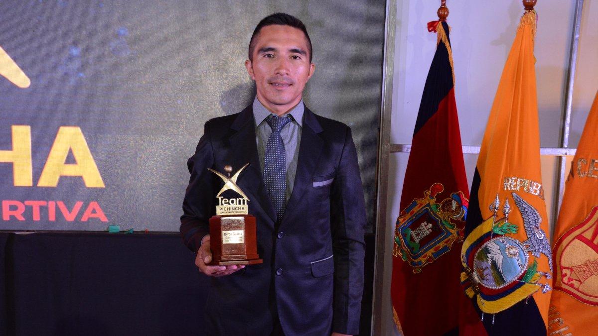 Byron Guamá recibió el premio a la trayectoria por parte de la Concentración Deportiva de Pichincha.