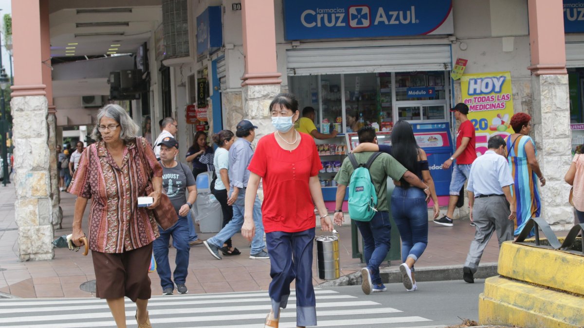 Los guayaquileños acudieron a las farmacias para adquirir mascarillas y desinfectantes, como medida de prevención.