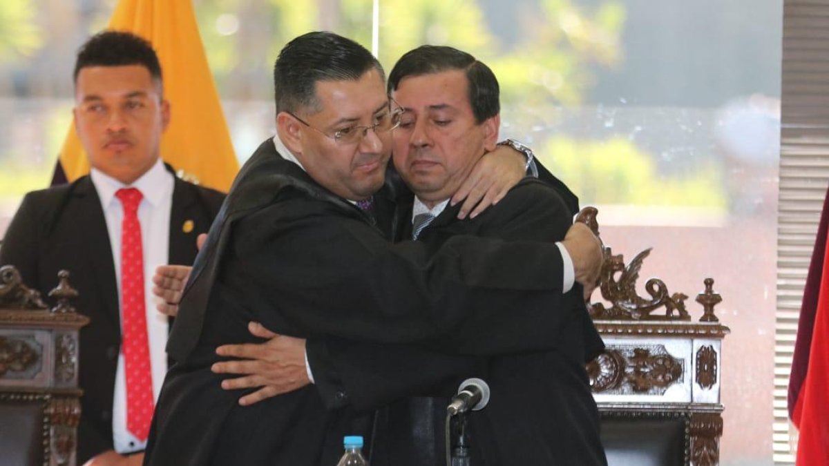 El juez Iván León recibió solidaridad de Iván Saquicela y las condolencias de las partes procesales por la muerte de su madre.