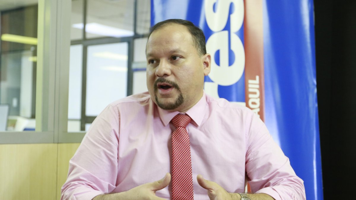 El doctor Ernesto Carrasco en una entrevista con EXPRESO.