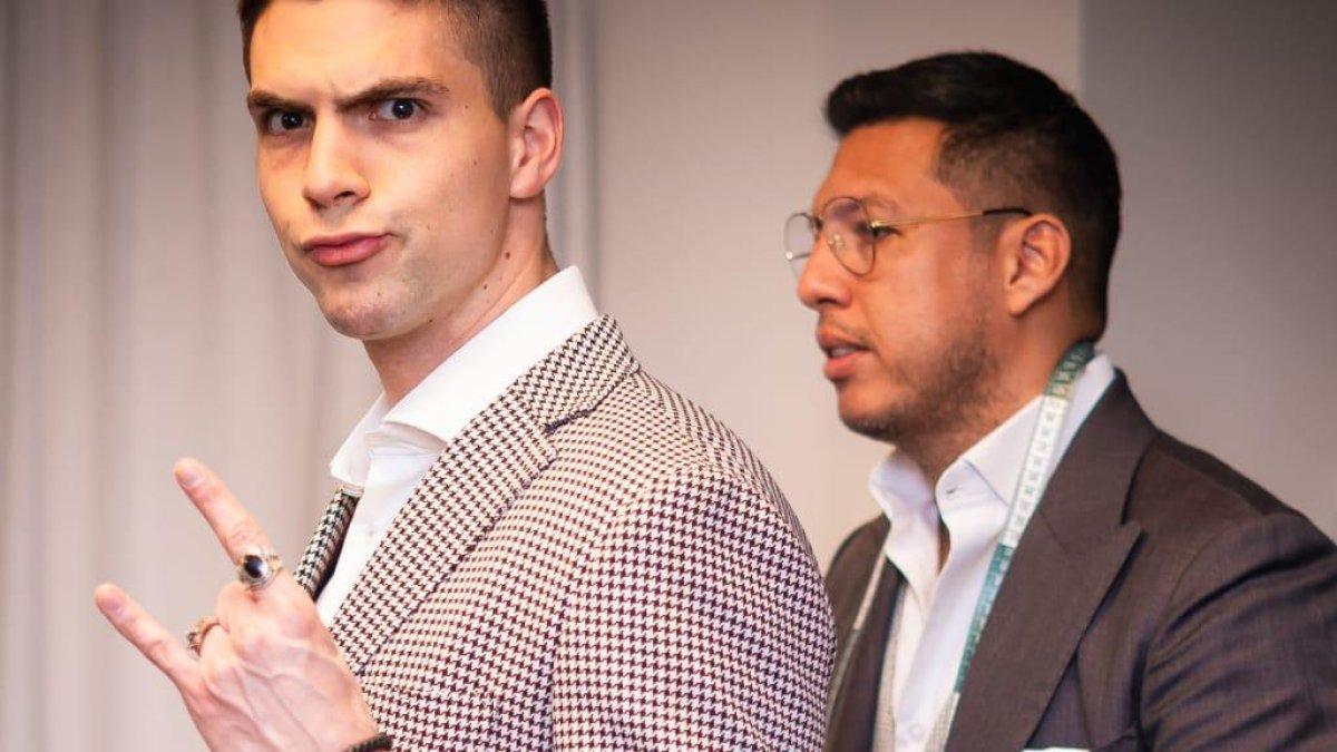 Johann y el creativo Roberto Rivadeneira.