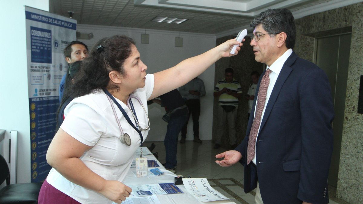 El canciller se sometió a la revisión por coronavirus