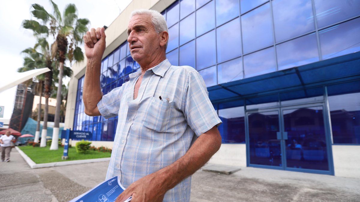 Los usuarios llegan, uno detrás de otro, hasta CNEL a buscar solución a sus problemas y, aseguran, no reciben respuestas.