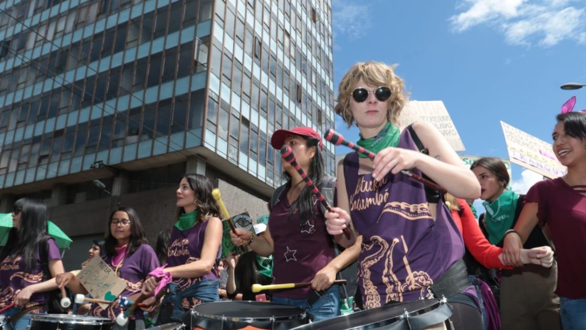 Mujeres indígenas, afrodescendientes, obreras y colectivas feministas se unieron para marchar en Quito.