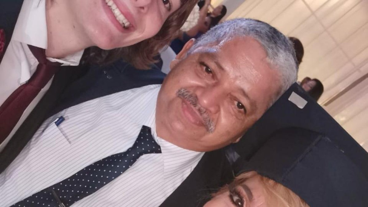 Alejandro, Mr. Wilson y la rubia presentadora.