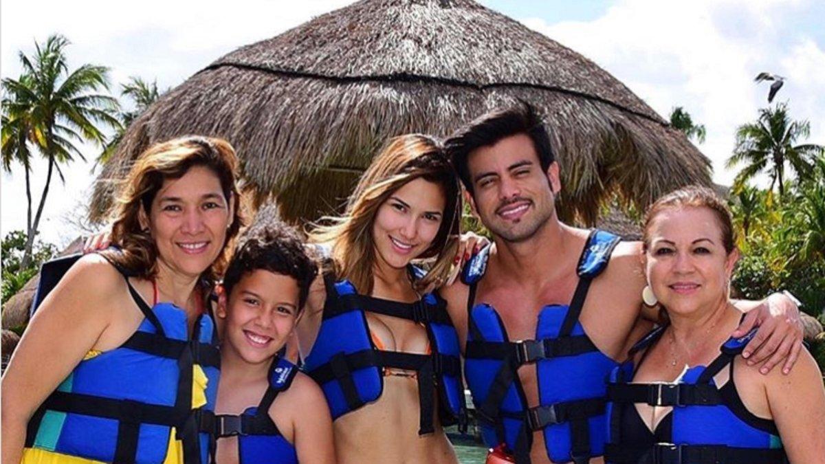 Alejandra y Efraín con sus familiares en la Riviera Maya, México.