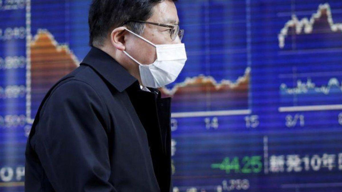 Las bolsas internacionales se han derrumbado tras la caída de los precios del crudo.