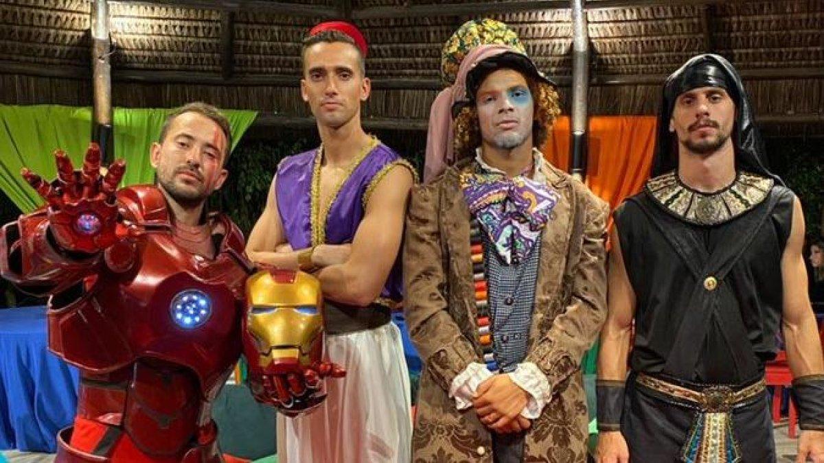 Los jugadores del Flamengo festejaron, entre disfraces, a Diego Ribas.