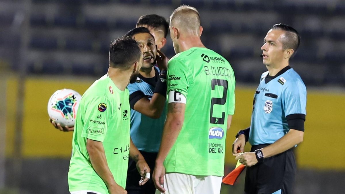 Romero y Cucco discuten al final del encuentro disputado en el estadio Olímpico Atahualpa