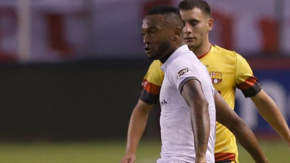 Pedro Pablo Perlaza lleva el esferico ante la marca de Emanuel Martinez en el juego Liga vs Barcelona
Quito 09 de Marzo de 2020 Agencia(ag-extra ag-expreso-ag-quito)