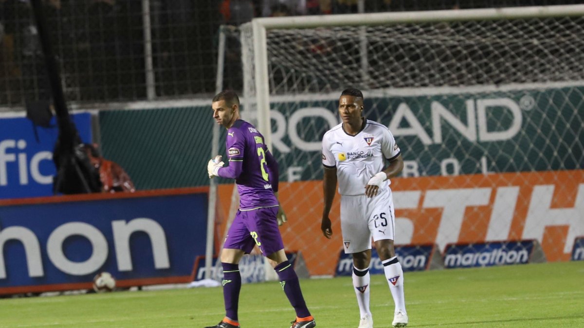 Adrian Gabbarini (i) y Antonio Valencia (d) mostraron su molestia por la tardía decisión de suspender la fecha de la LigaPro.