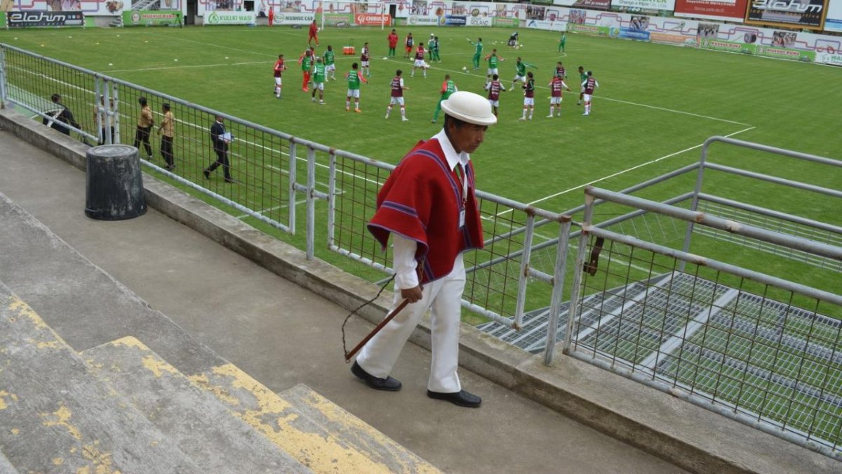 Guardianes. Alrededor de 50 guardias tenían la orden de hacer justicia indígena si algún hincha intentaba entrar al estadio pese a la emergencia por el COVID-19.
