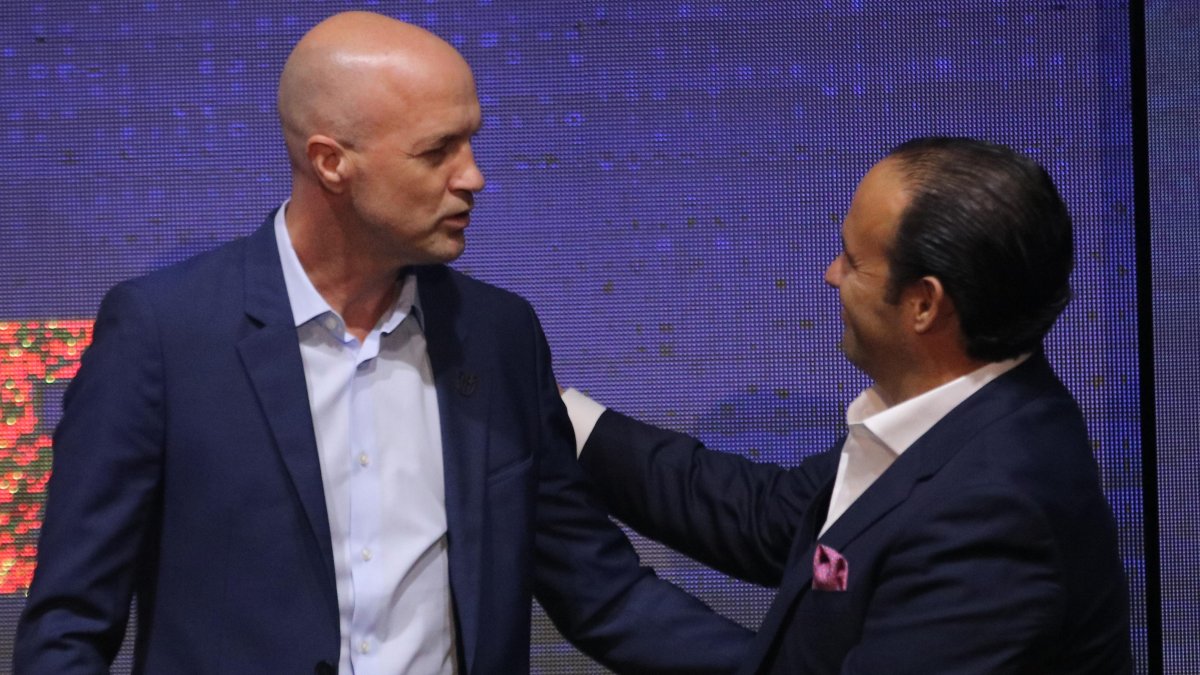 Jordi Cruyff, entrenador de la selección ecuatoriana, con Fidel Egas, titular de la FEF.