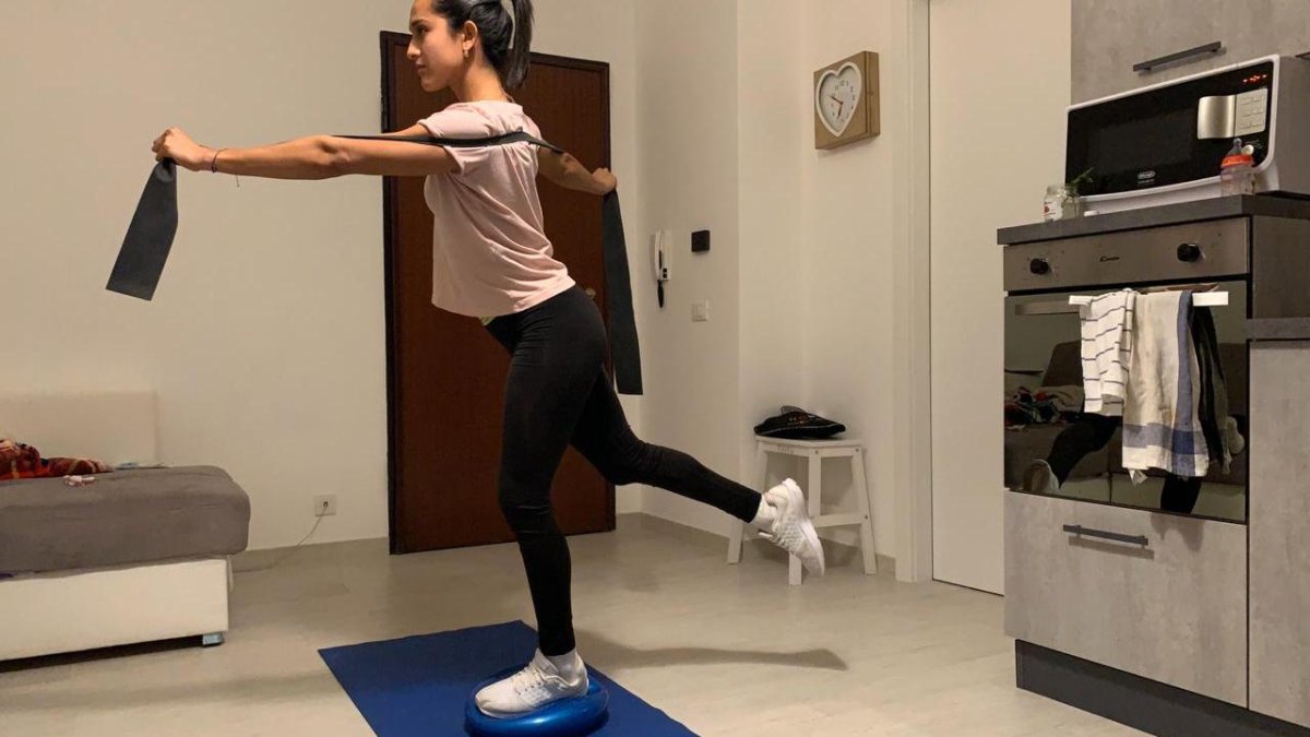 María Eduarda Fuentes se entrena en casa, en Italia, por la cuarentena decretada en ese país por la pandemia del coronavirus.