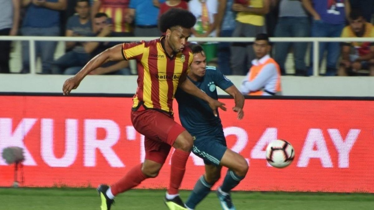 Arturo Mina es titular en su equipo, pero las cosas no han salido bien esta temporada y pelea en los últimos lugares