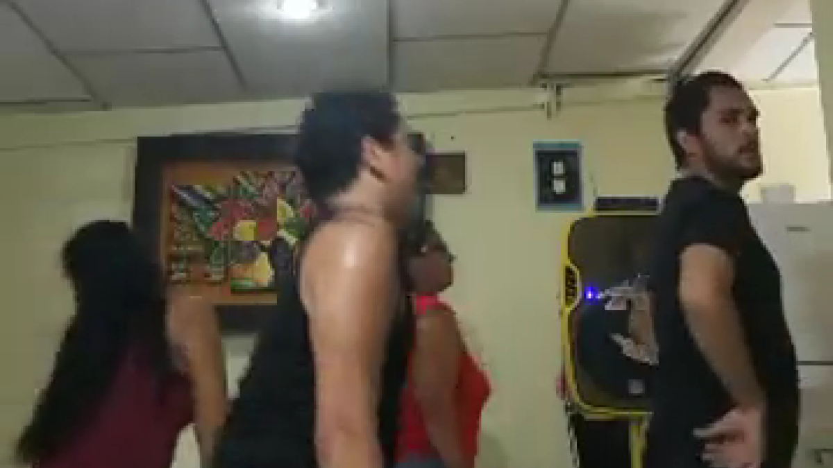 Con una transmisión en vivo, empezó la clase de bailoterapia.