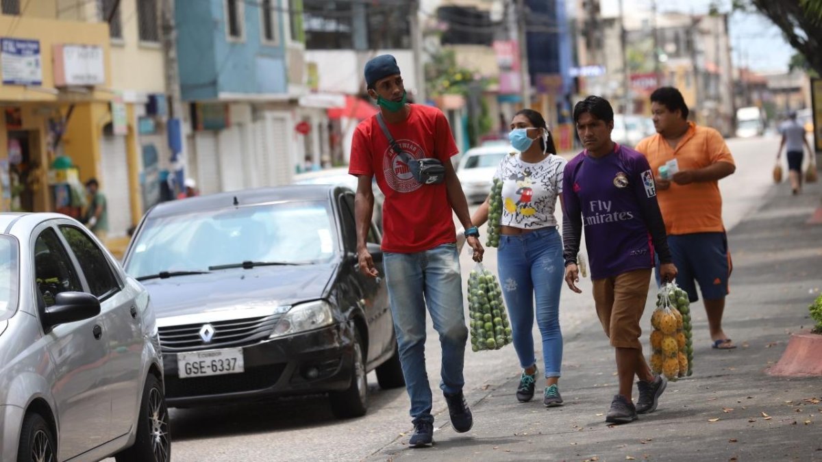 Las frutas, el alcohol, los guantes y las mascarillas encabezan la oferta.