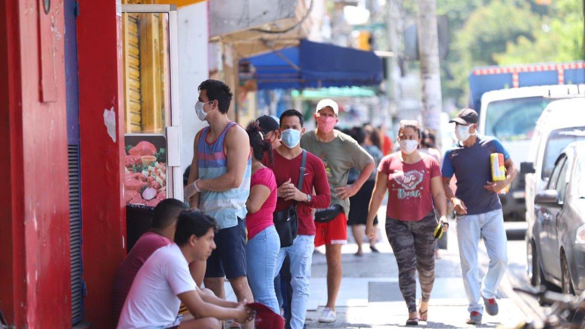 Las personas hacían columna para ingresar a los negocios de la Florida Norte.