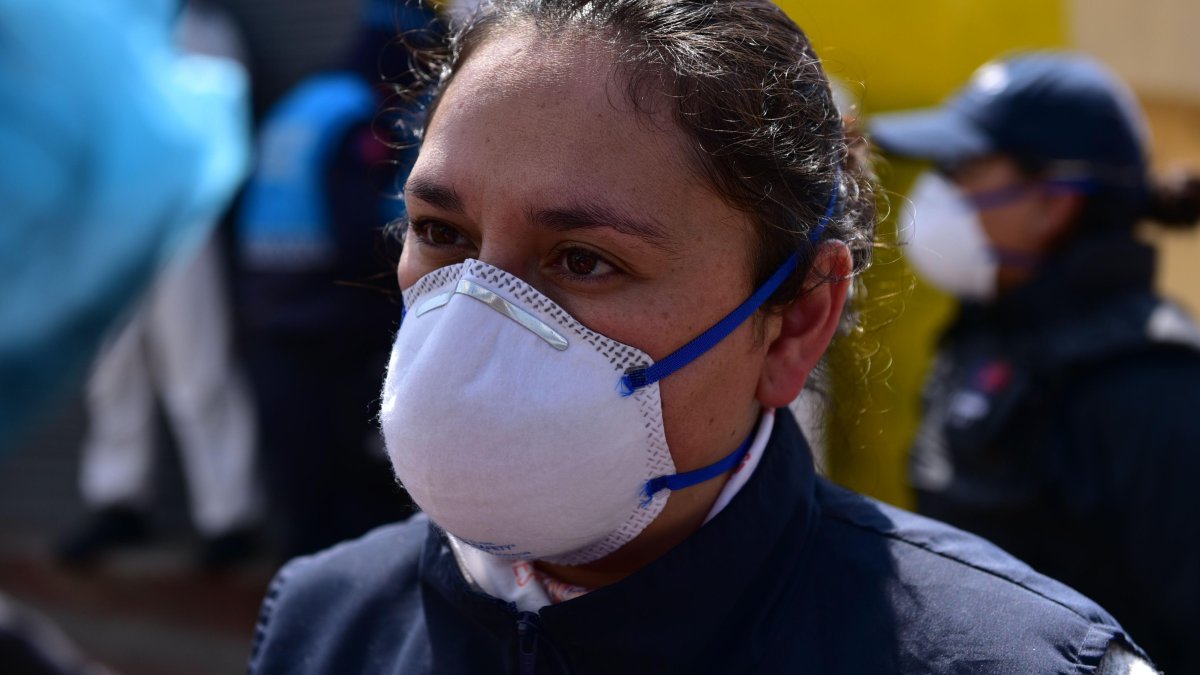 Los ciudadanos toman precauciones como el uso de mascarillas para no contagiarse del nuevo virus.