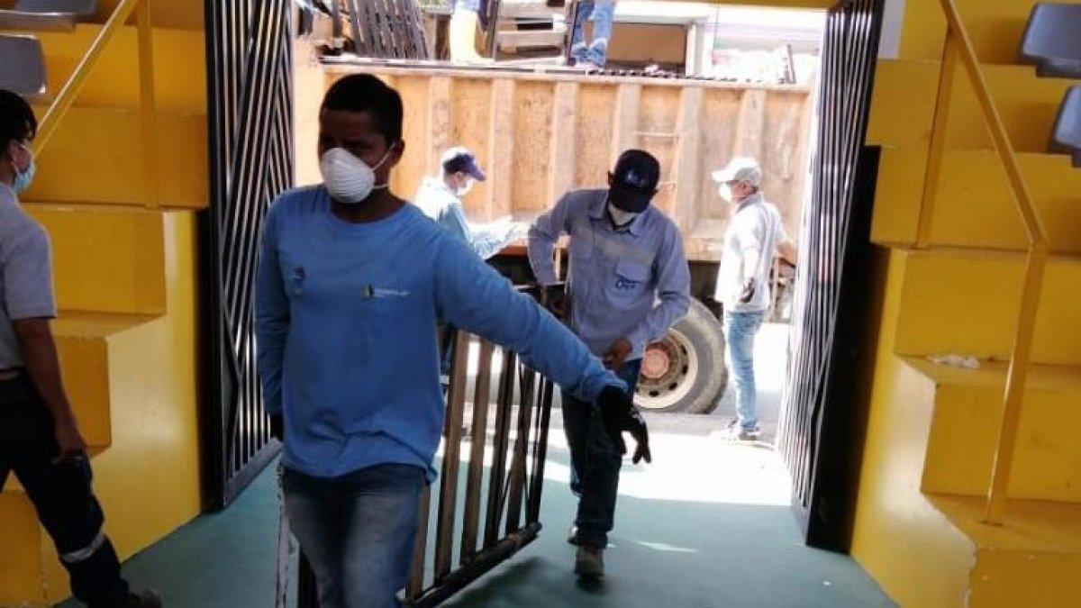 Instalan 40 camas para pacientes con COVID-19, en el polideportivo La Yolita, en Daule.