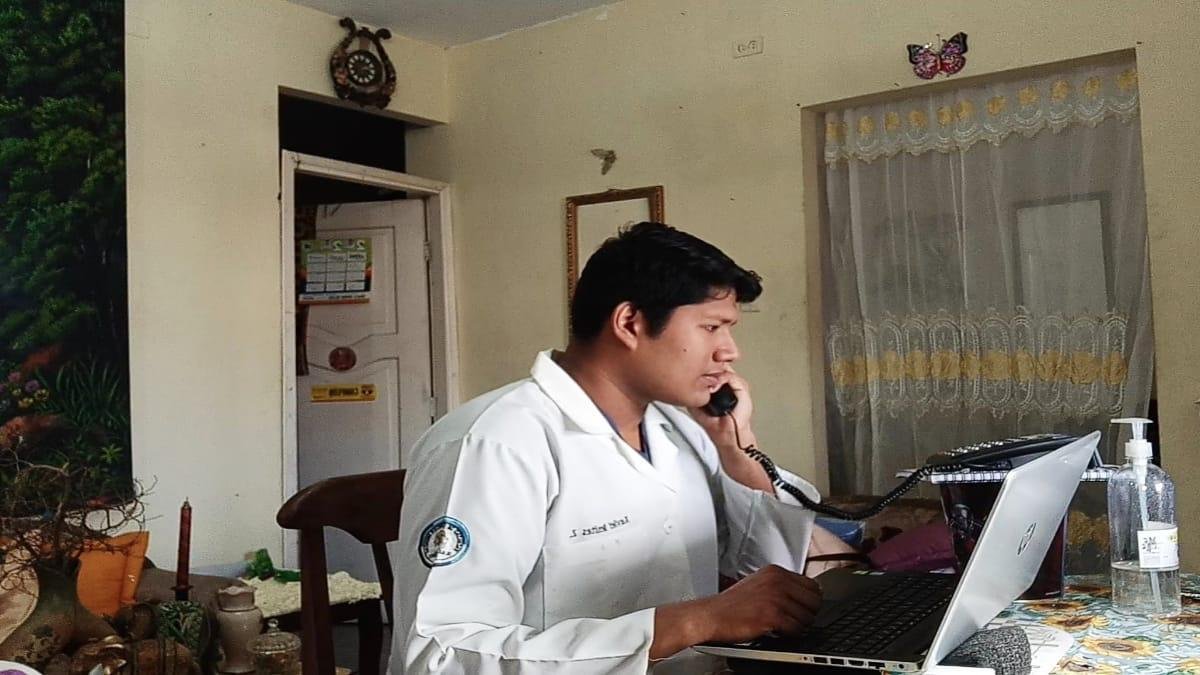 Desde sus casas, los estudiantes de Medicina contestan las llamadas que ingresan al 171.