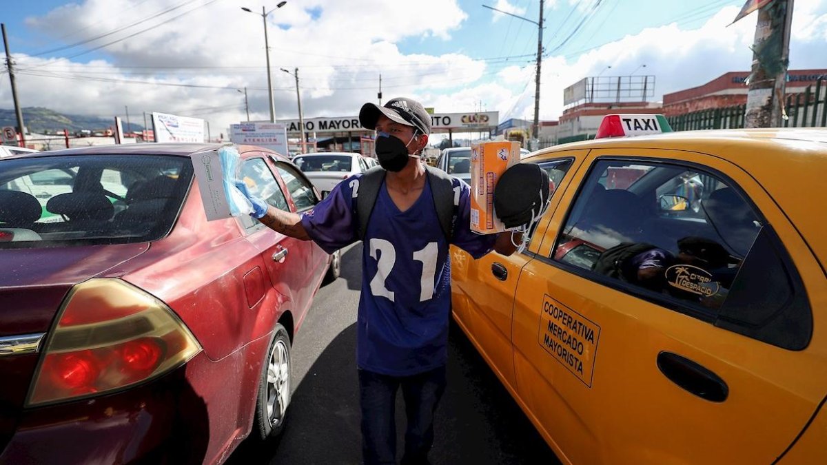 Un vendedor ambulante ofrece mascarillas en las calles de Quito.