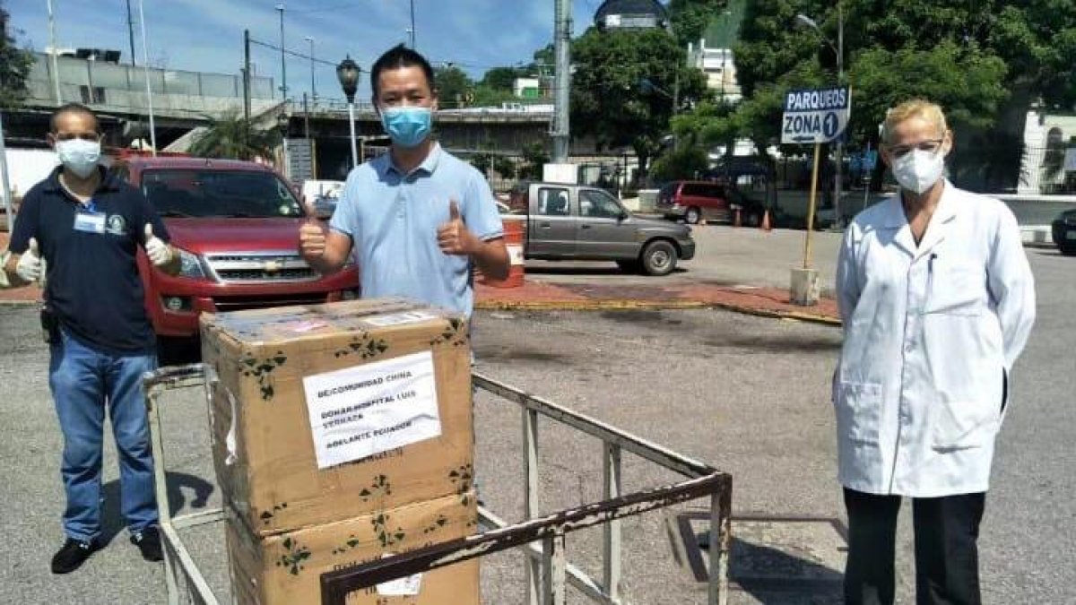 GUAYAQUIL. Los miembros de varias de las organizaciones de chinos residentes en la ciudad, entregan donativos, entre mascarillas e insumos médicos a hospitales de Guayaquil.