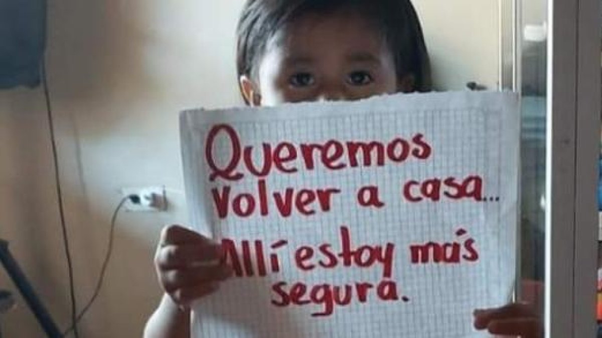 Turistas. Entre los viajeros hay niños.