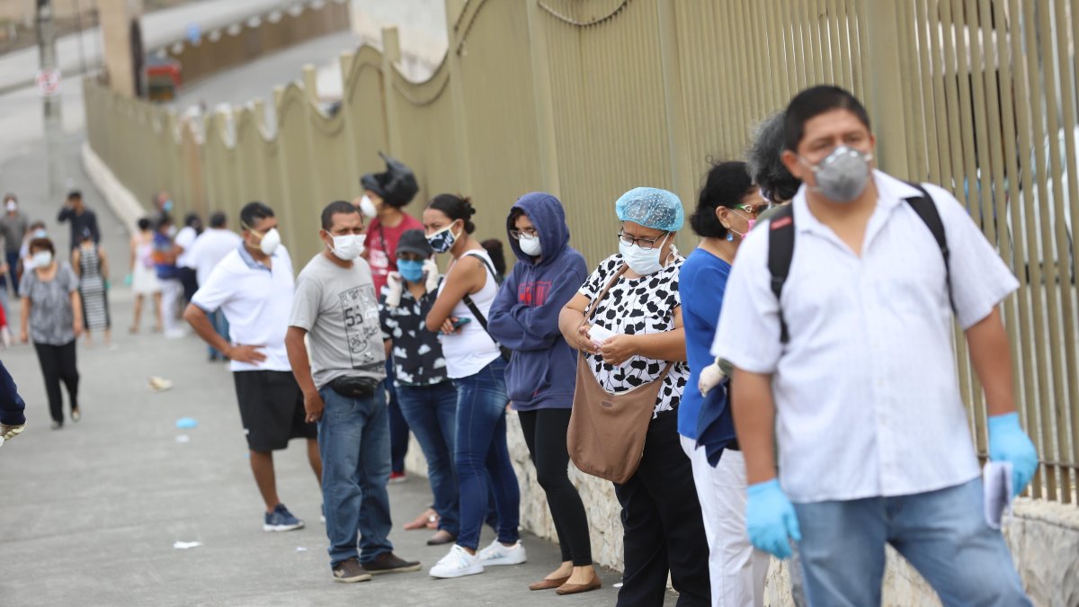 Columna de personas en las afueras del cementerio Jardines de la Esperanza.