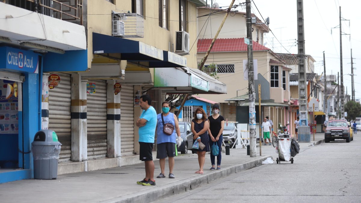 A raíz de la emergencia, ciudadanos hacen filas por comprar medicamentos.