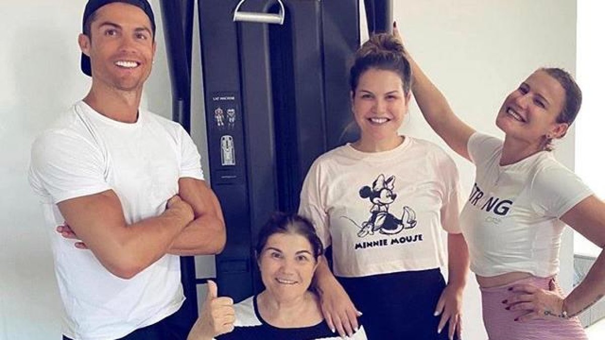 Dolores Aveiro fue dada de alta hace 3 semanas luego de sufrir un derrame cerebral, junto a ella, sus hijos la acompañan en la cuarentena.