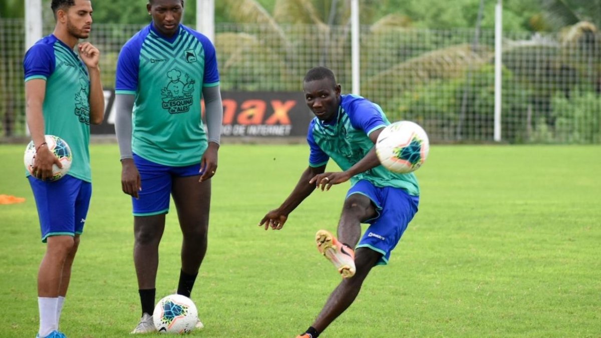 Delfín entrenó en cancha hasta el 13 de marzo pasado. Hoy lo hacen en sus casas.