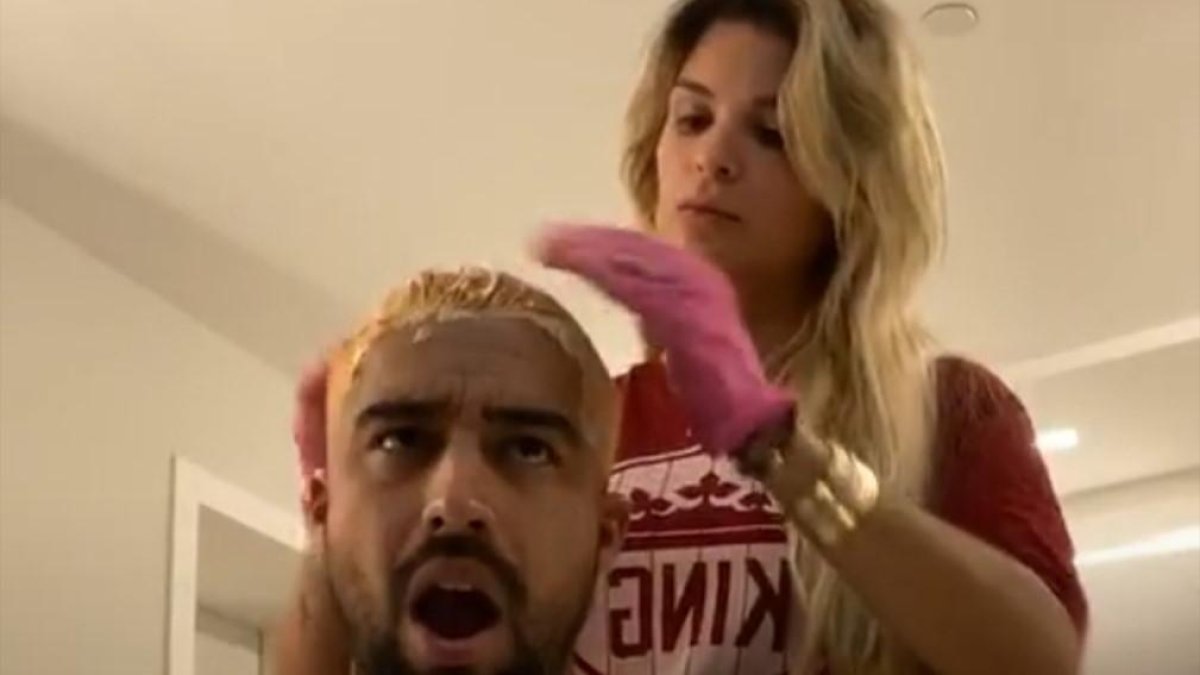 Cristhian Noboa se sorprende al ver el trabajo de su novio en su pelo amarillo.