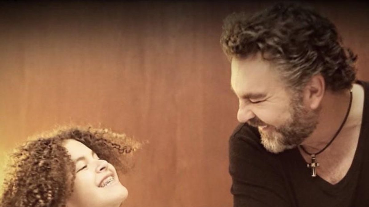 Manuel Mijares quiso animar a sus fans y cantó con su hija menor.