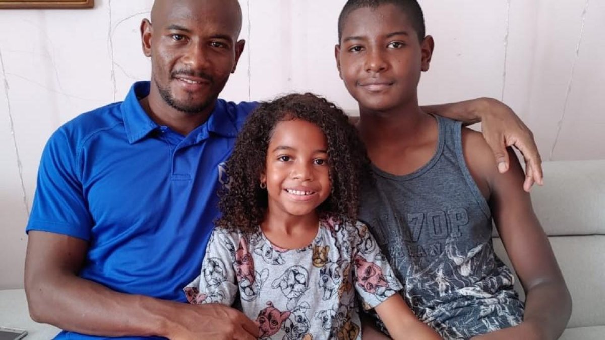 Oscar Bagüí junto a su hijo Diogo y Dalma.