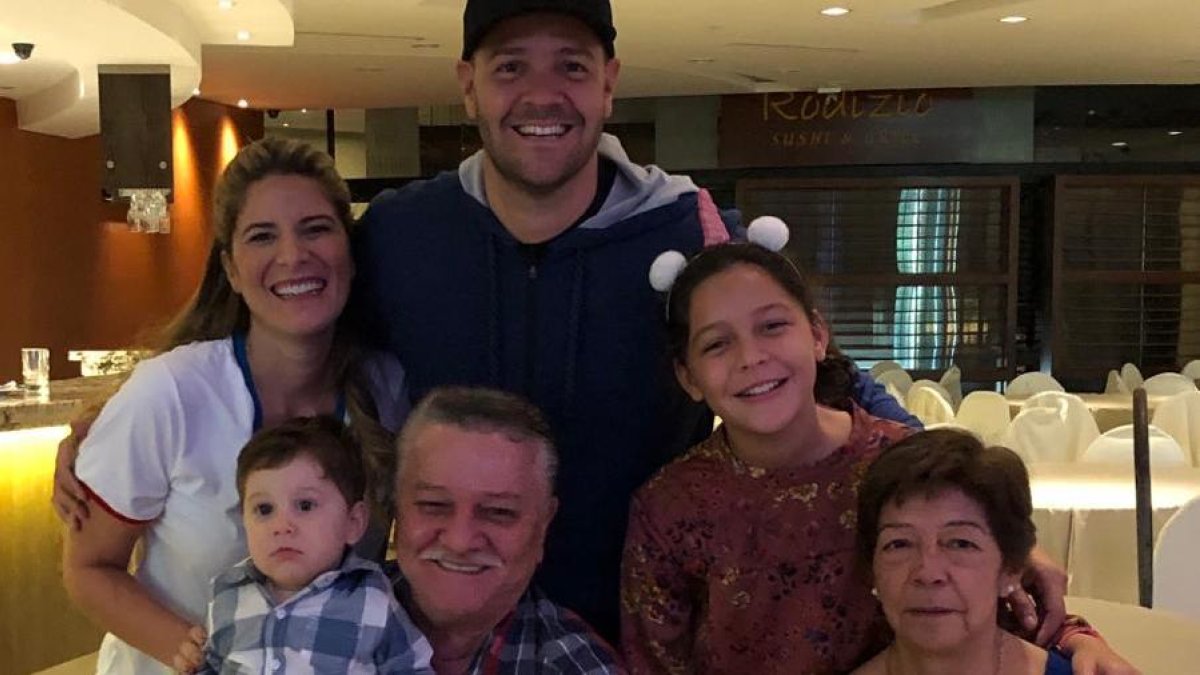 Carlos Luis con sus padres, su esposa Gaby Díaz y Poly y Joaquín.