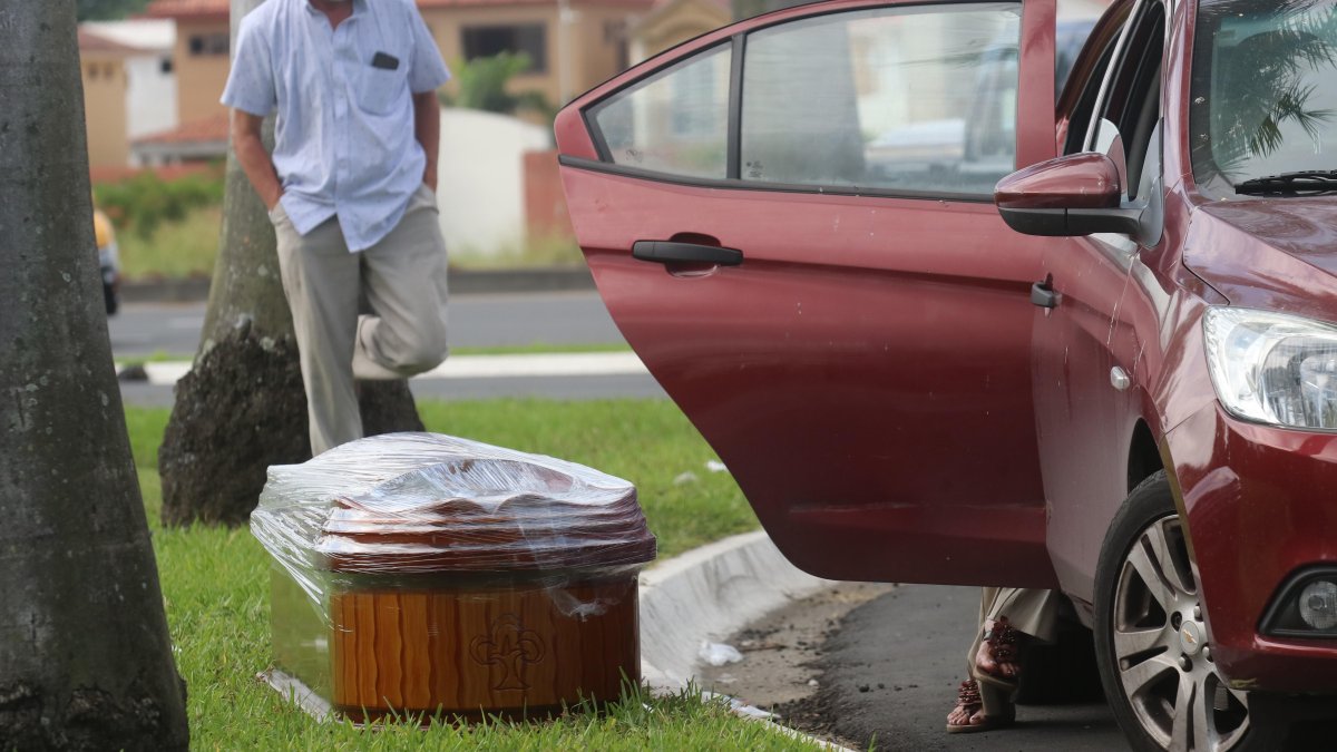 Los familiares que han podido recuperar los cuerpos de sus parientes esperan turnos para la cremación.
