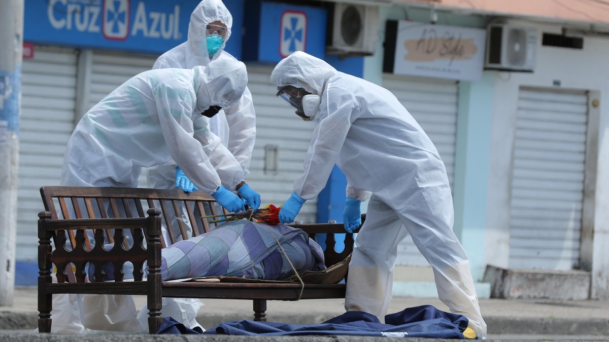 Levantamiento de cadáveres en Guayaquil. Un promedio de 90 al día.