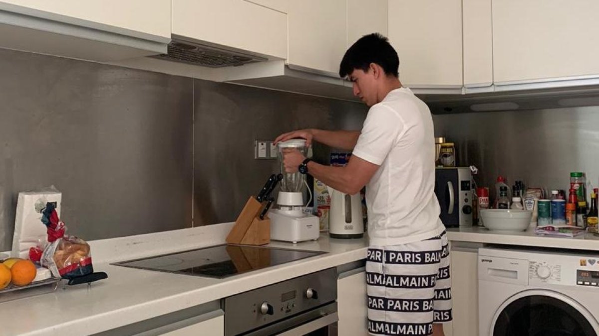 El volante ecuatoriano, Fernando Gaibor, cambió el balón por las tareas de casa.