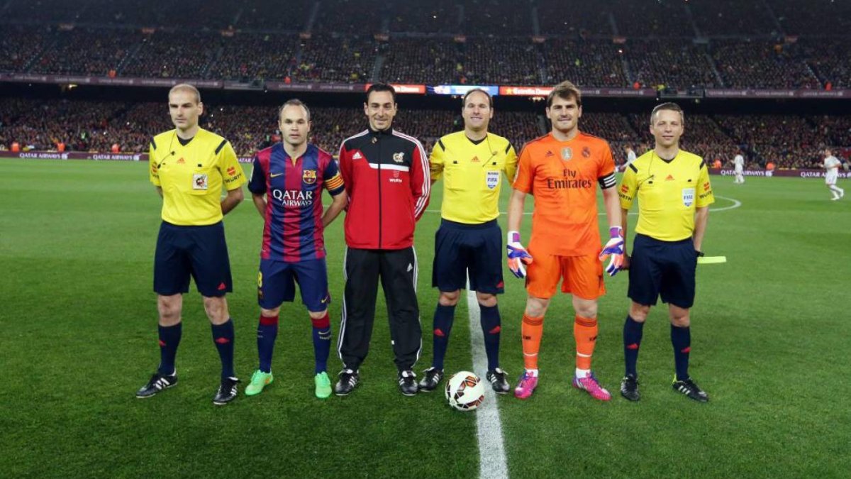 Iniesta y Casillas en medio de un clásico español.