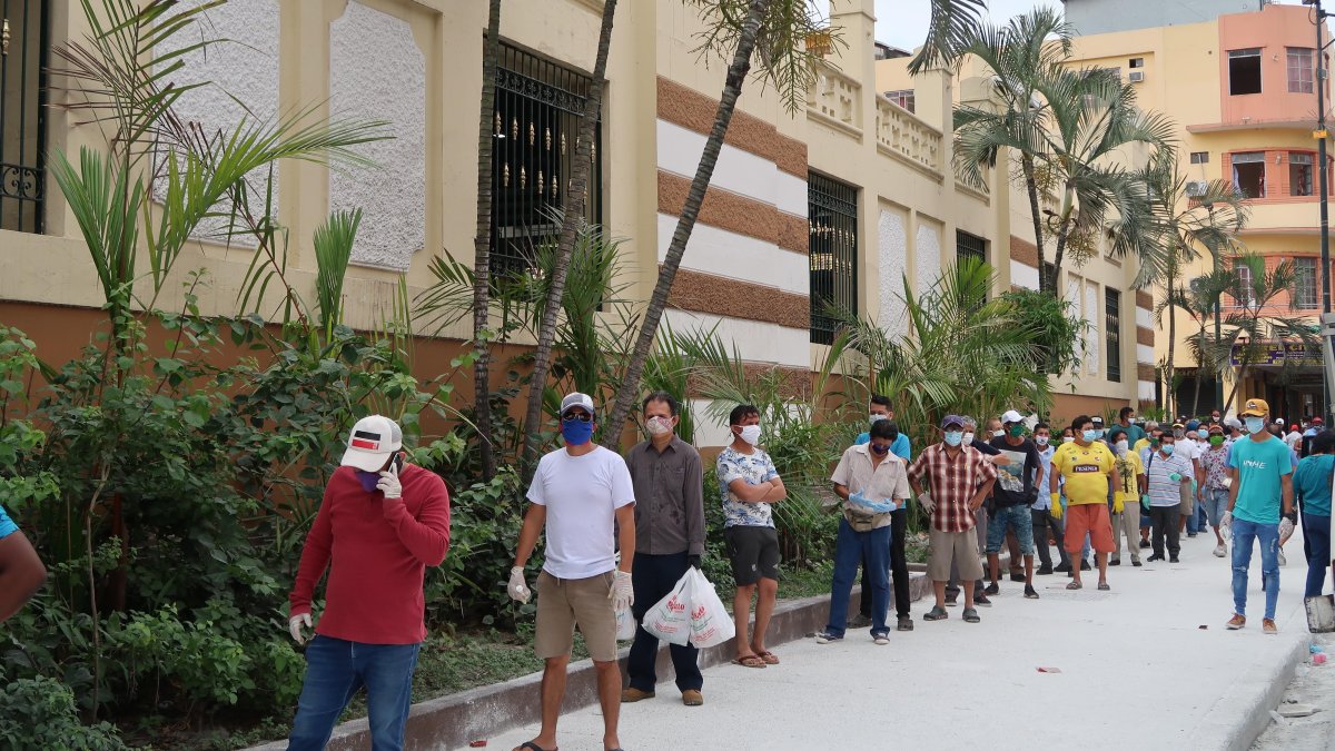 Situación. Las largas filas se registran a diario en mercados y supermercados.