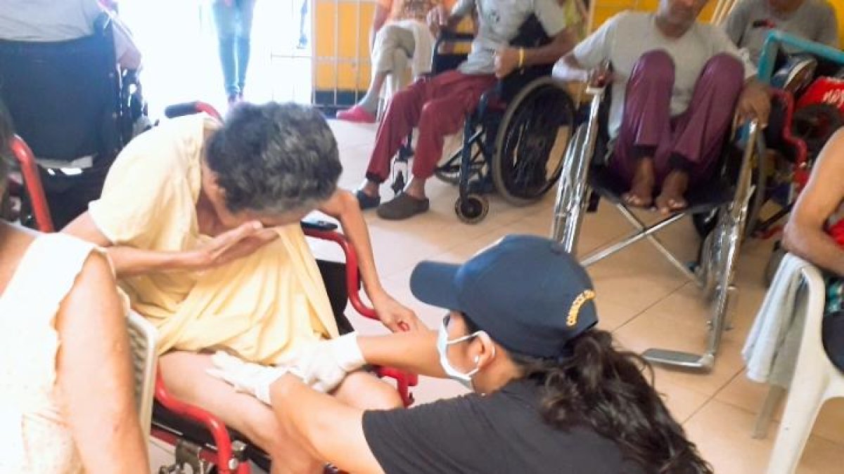 La mayoría de los internos presenta fiebre alta constante, que en ocasiones llega a los 40 grados. Algunos han comenzado a presentar tos.