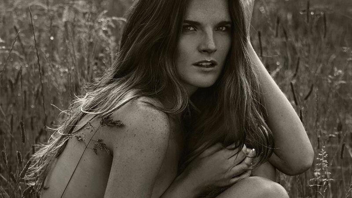 La mezcla entre inocencia y sensualidad de Carla es parte de su versatilidad.