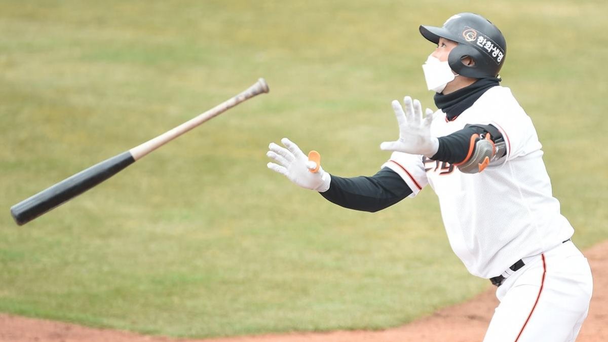 Jugar con mascarillas es uno de los métodos en el béisbol coreano para volver a los diamantes.