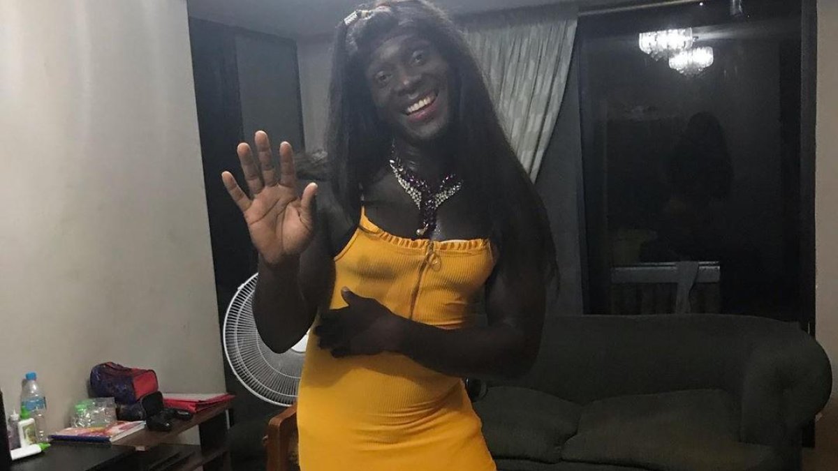 Segundo Castillo, jugador de Guayaquil City, con peluca y un vestido amarillo.