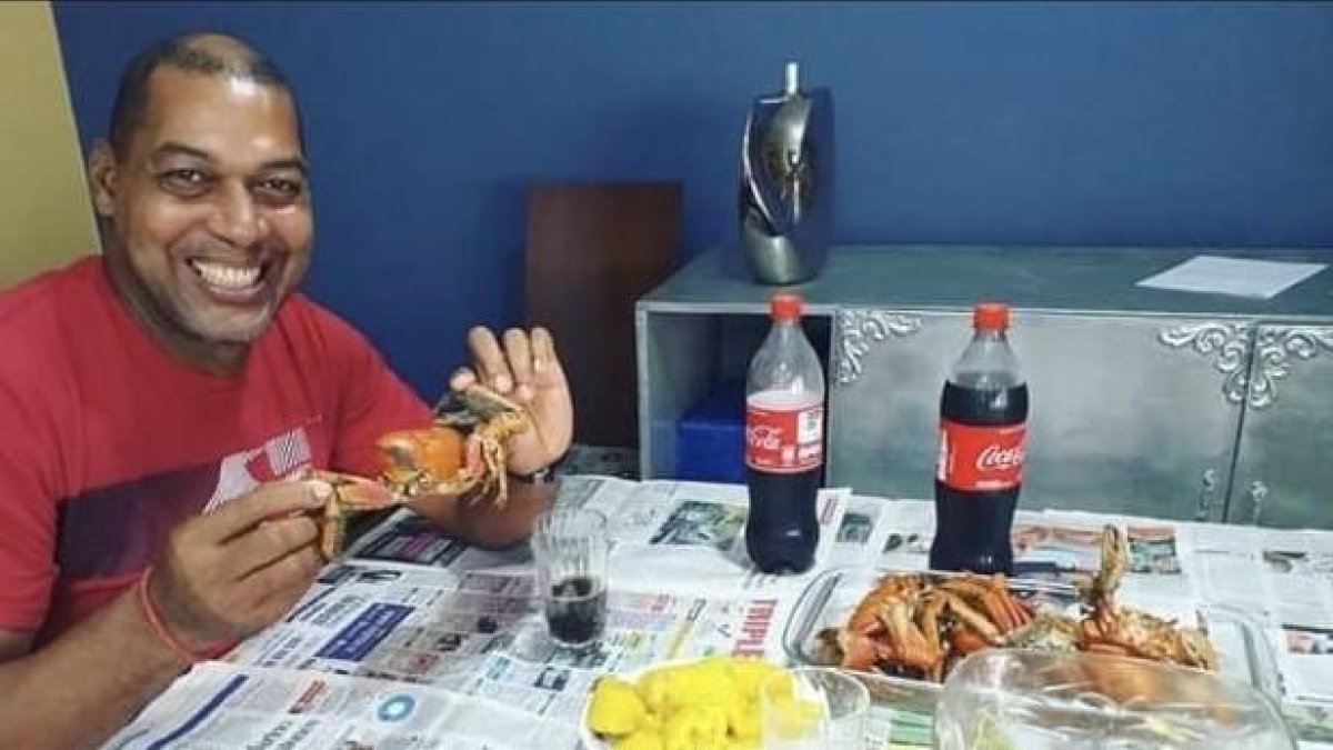 Eduardo Hurtado preparó y disfrutó de una cangrejada en la cuarantena.