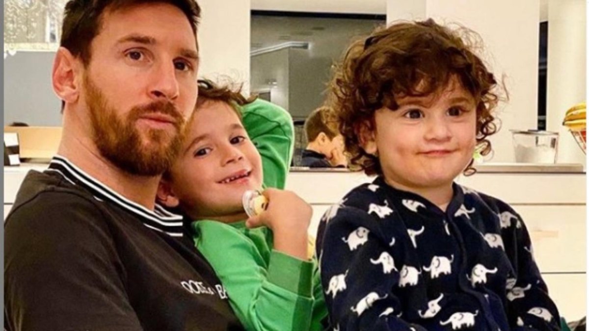 Messi aprovecha el aislamiento por el coronavirus para compartir junto a sus hijos y para enviar mensajes sobre fútbol y de reconocimiento a quienes enfrentan la pandemia.