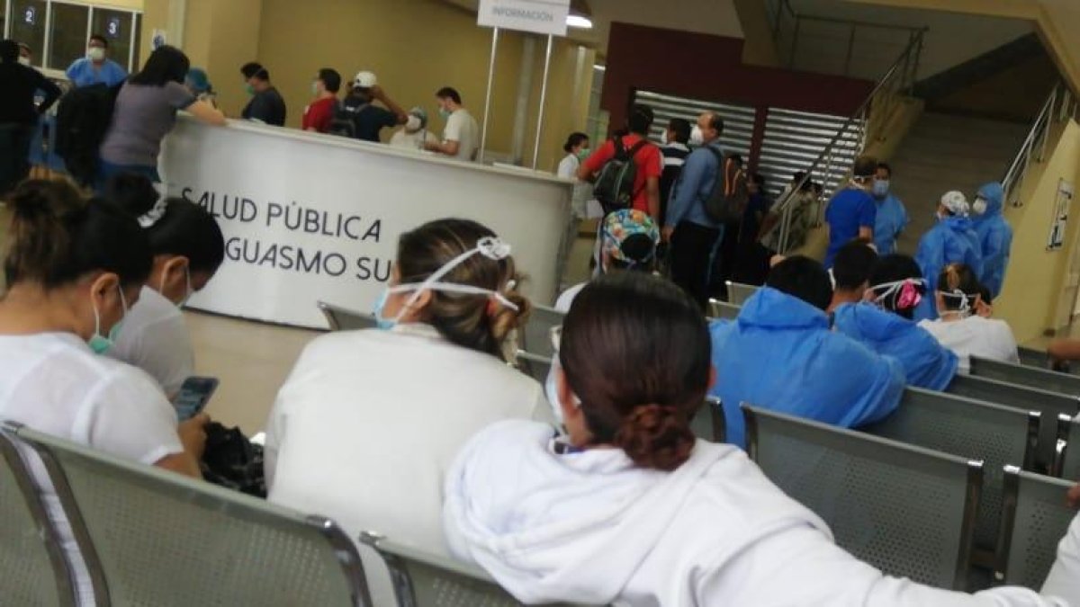 Un grupo de enfermeras del hospital Guasmo espera que le den trajes y mascarillas para poder atender a pacientes de COVID-19.